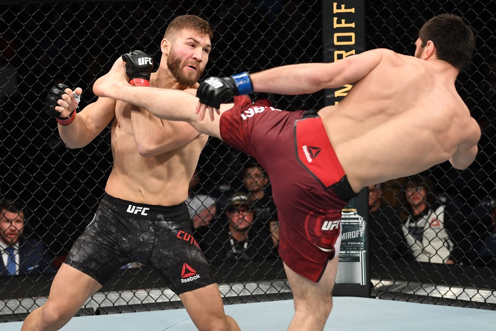 Magomed Ankalaev acerta chute alto em Ion Cutelaba no UFC Norfolk — Foto: Getty Images