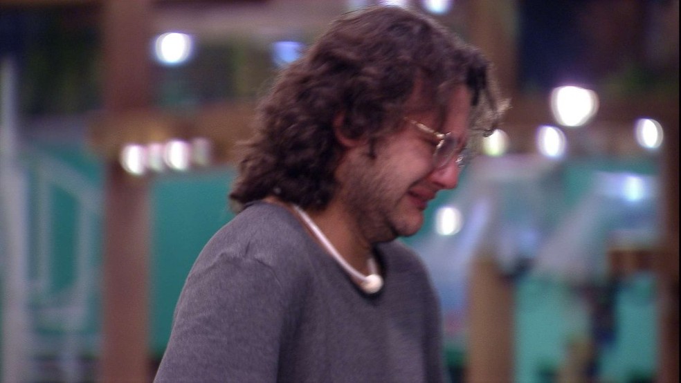 Diego chora após Eliminação de Patrícia (Foto: TV Globo)