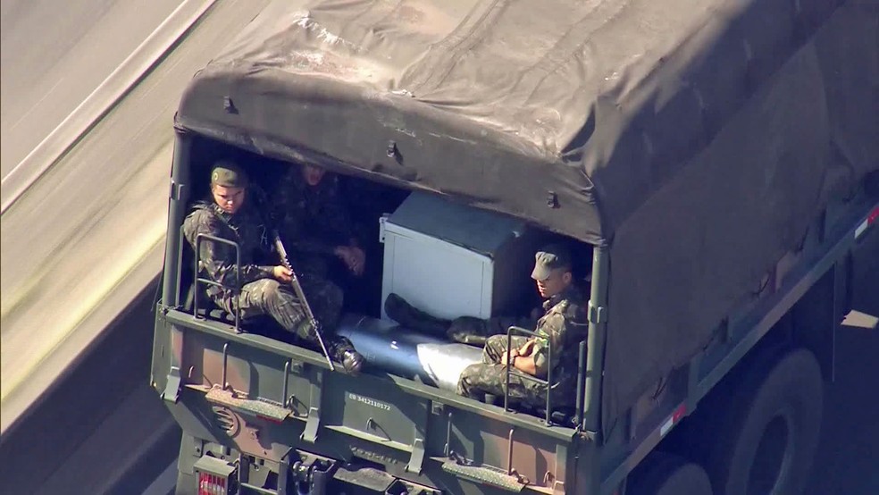 Tropas militares atuam no Rio (Foto: Reprodução/Globo)