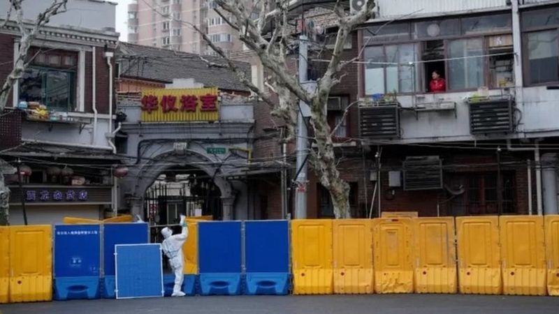 As autoridades instalaram barreiras divisórias na cidade para controlar os bloqueios sanitários (Foto: Reuters via BBC News)