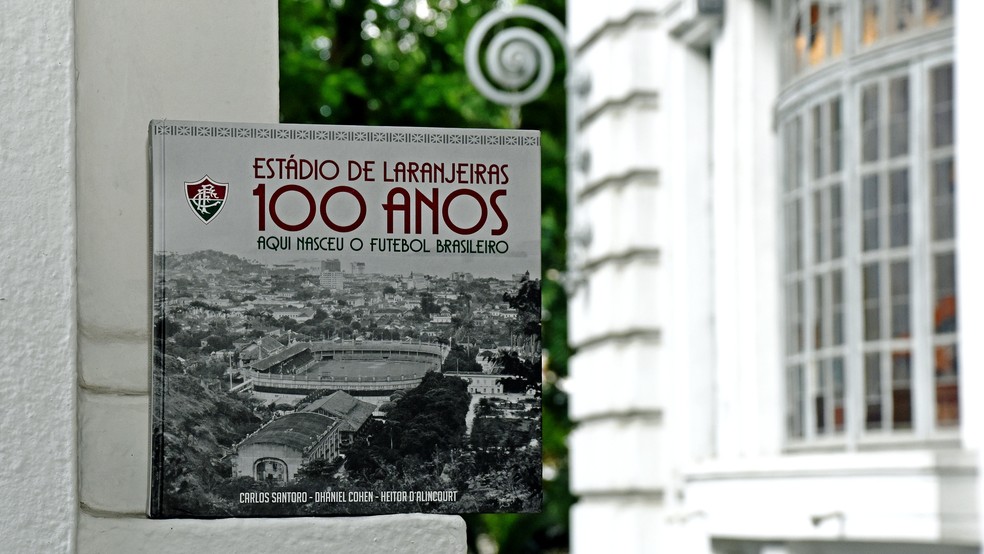Livro em comemoraÃ§Ã£o aos 100 anos do estÃ¡dio das Laranjeiras â Foto: MAILSON SANTANA/FLUMINENSE FC