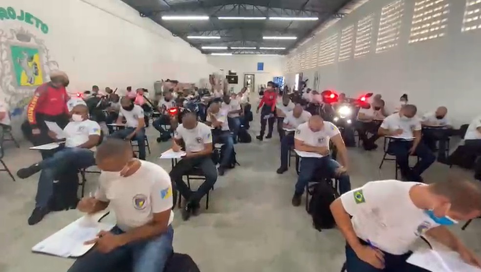 Guardas municipais de Juazeiro fazem prova em meio a bombas de fumaça e barulho de sirenes para simular 'situação de estresse' — Foto: Reprodução 