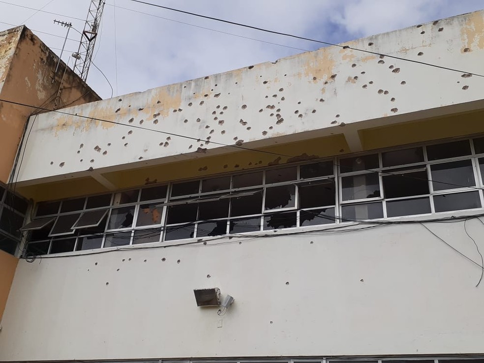 Marcas de tiros no prédio que sedia o pelotão da PM e a Polícia Civil em São Paulo do Potengi — Foto: Kleber Teixeira/Inter TV Cabugi