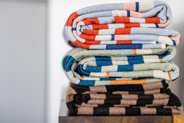 Designers reeditam cobertor criado para os alojamentos da Bauhaus (Foto: Divulgação)