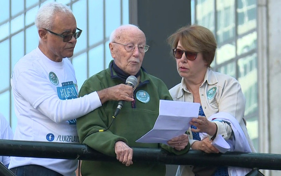 O jurista Hélio Bicudo (centro) discursa em ato contra a corrupção (Foto: Reprodução/TV Globo)