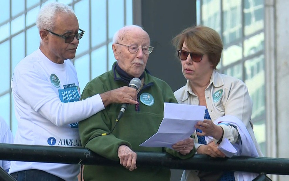 O jurista Hélio Bicudo (centro) discursa em ato contra a corrupção (Foto: Reprodução/TV Globo)