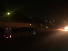 Assaltantes ateiam fogo a ônibus na Rodovia Anchieta, em São Paulo