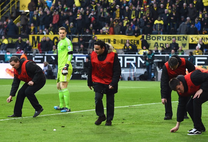 Neuer protesto torcida banana Borussia Dortmund x Bayern de Munique (Foto: Lars Baron / Getty Images)