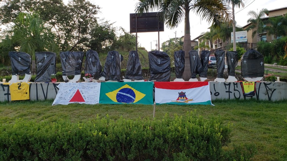 Letreiro com o nome da cidade de Brumadinho é encoberto por sacos pretos em sinal de luto. — Foto: Raquel Freitas/G1