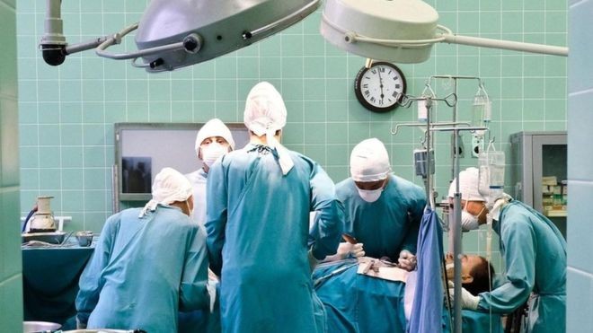 Museu do Coração da Cidade do Cabo está instalado nas salas de cirurgia do Hospital Groote Shuur, onde o transplante ocorreu (Foto: RICHARD HOLMES/BBC)