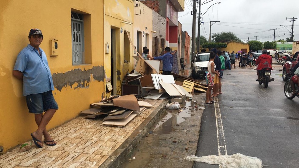 Prejuízos nas casas dos moradores de Coronel João Sá, na manhã desta sexta-feira (12) — Foto: Alan Tiago/G1