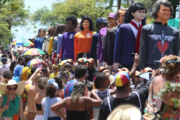 Bonecos Gigantes De Olinda Arrastam Folioes Nas Ladeiras Do Sitio Historico Fotos Carnaval 2020 Em Pernambuco G1
