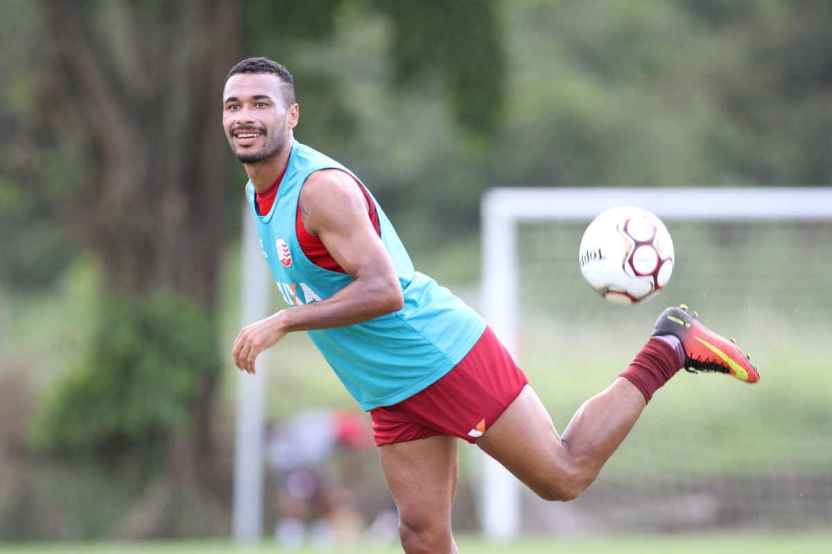Resultado de imagem para lateral esquerdo henrique ávila