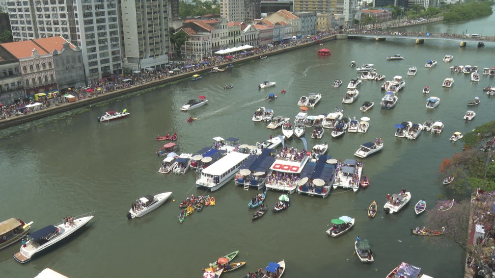 Do Rio Capibaribe, barcos acompanham desfile do Galo da Madrugada — Foto: Reprodução/TV Globo