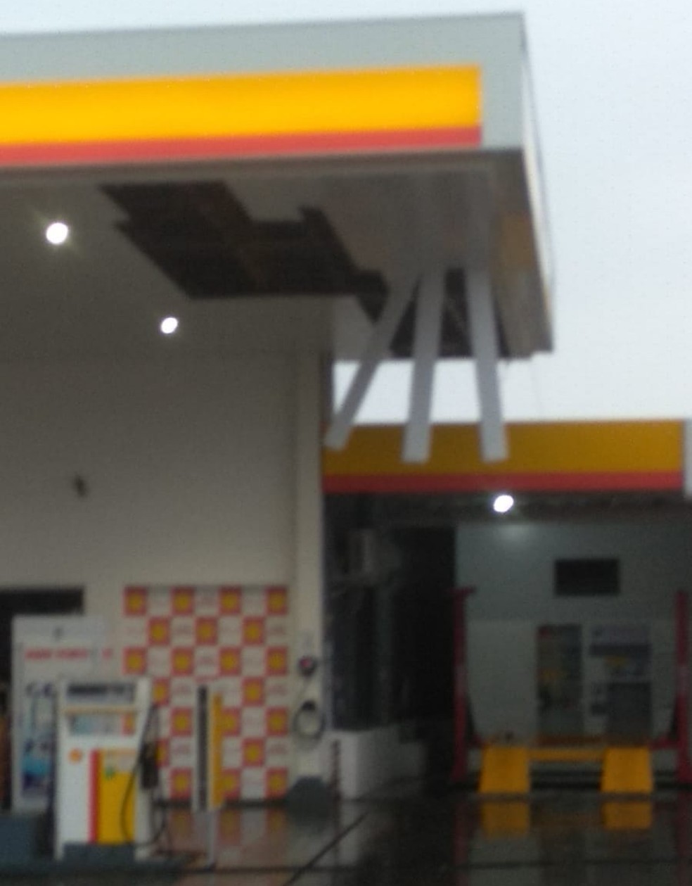 Ventos causaram estragos em estrutura de posto de combustíveis em Presidente Epitácio — Foto: Fábio Martelli 