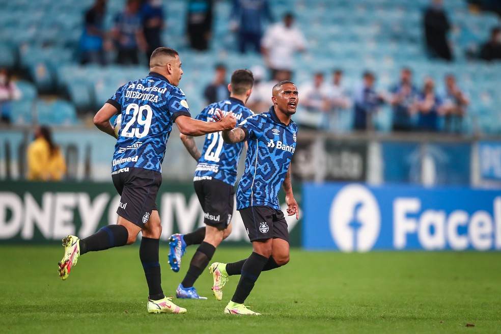 Douglas Costa comemora primeiro gol pelo Grêmio — Foto: Lucas Uebel/Divulgação Grêmio