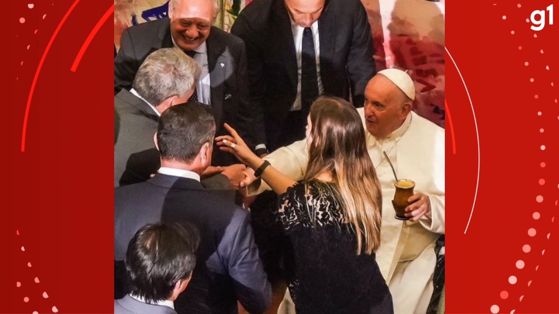 FOTO: prefeito de Porto Alegre entrega cuia de chimarrão para Papa Francisco no Vaticano