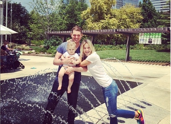Michael Buble com o filho, Noah, e a esposa, Luisana Lopilato (Foto: Instagram)