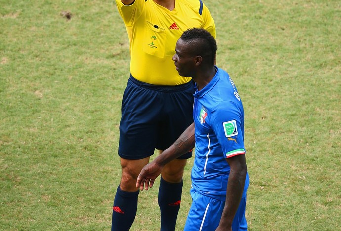 balotelli cartão amarelo talia x uruguai (Foto: Getty Images) balotelli cartão amarelo talia x uruguai (Foto: Getty Images)