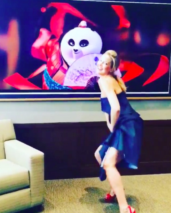 Kate Hudson dançando durante a divulgação de 'Kung Fu Panda 3' (Foto: Reprodução/Instagram)