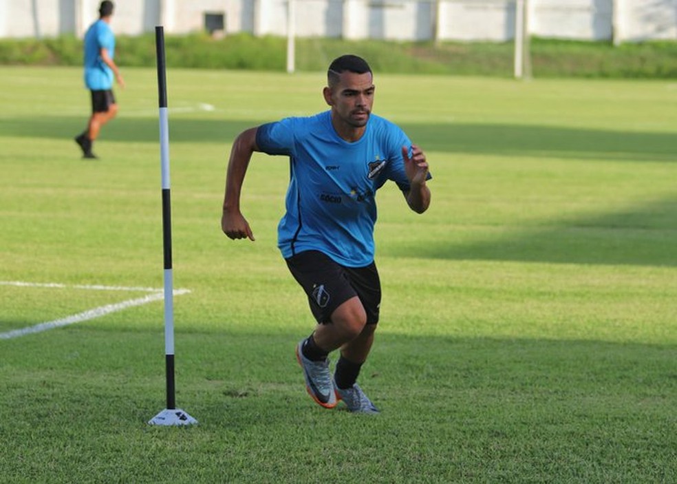 Jailson está assintomático, mas não pode atuar contra o CSA — Foto: Luciano Marcos