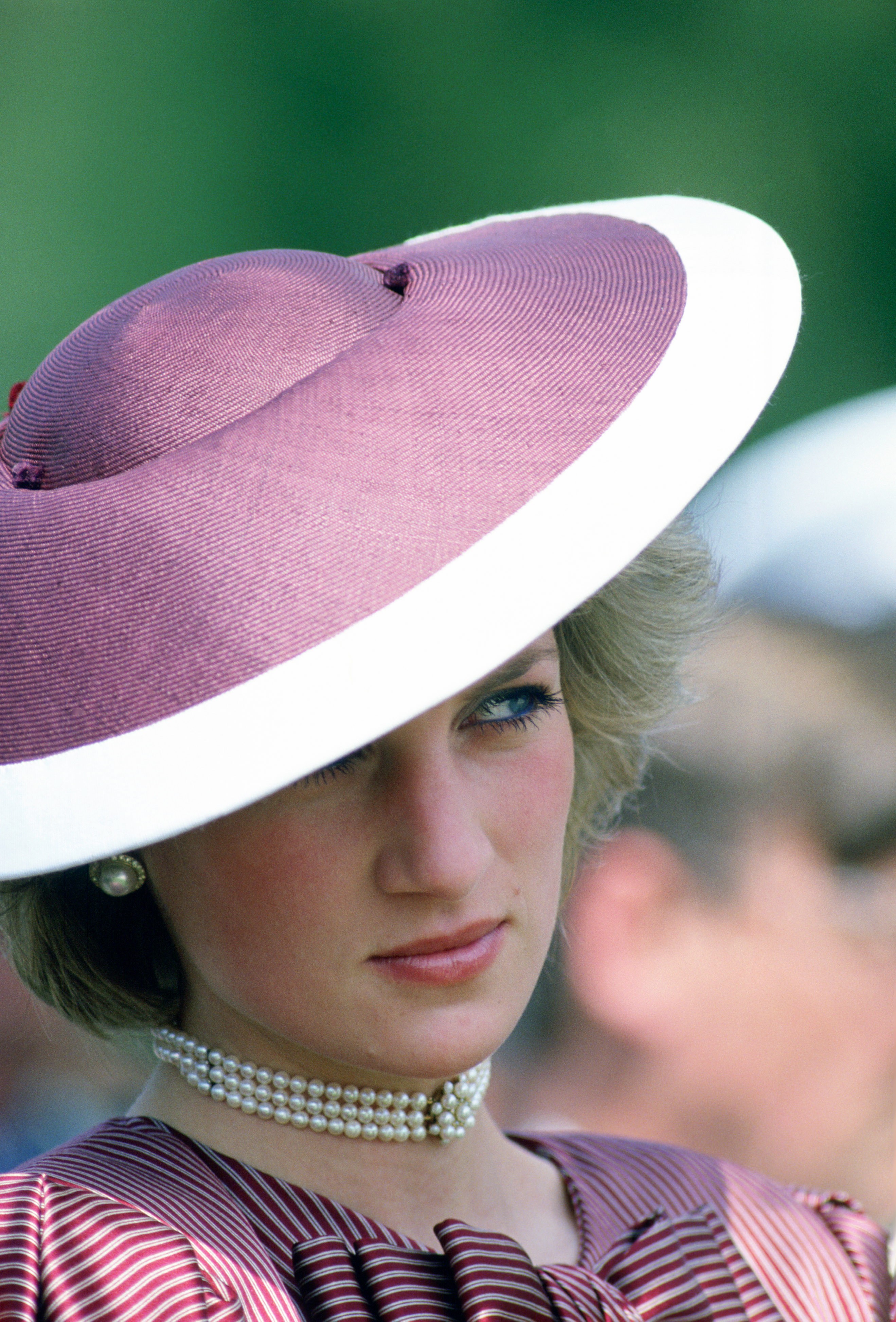 ANZIO, ITALY - APRIL 28:  Diana Princess Of Wales Wearing A Flying Saucer Style Hat By Milliner Frederick Fox (freddie) For A Visit To Anzio In Italy  (Photo by Tim Graham Photo Library via Getty Images) (Foto: Tim Graham Photo Library via Get)