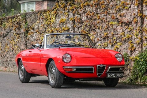 Alfa Romeo Spider: aqui, mais uma vez, podemos perceber o quão apaixonado por carros clássicos Jay é. (Artebellum)