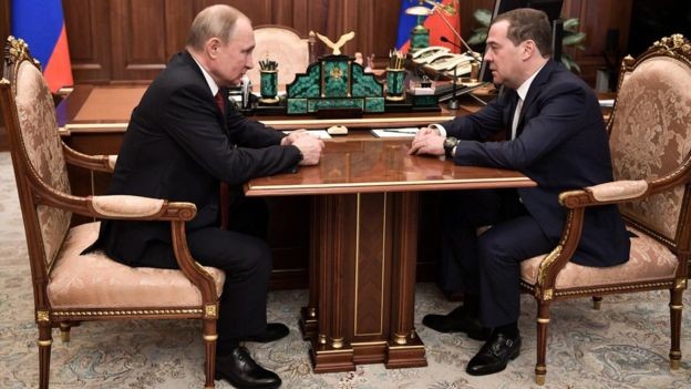 Mandato de Medvedev (dir.) como presidente, de 2008 a 2012, teve forte influência de Putin, então primeiro-ministro (Foto: EPA, via BBC News Brasil)