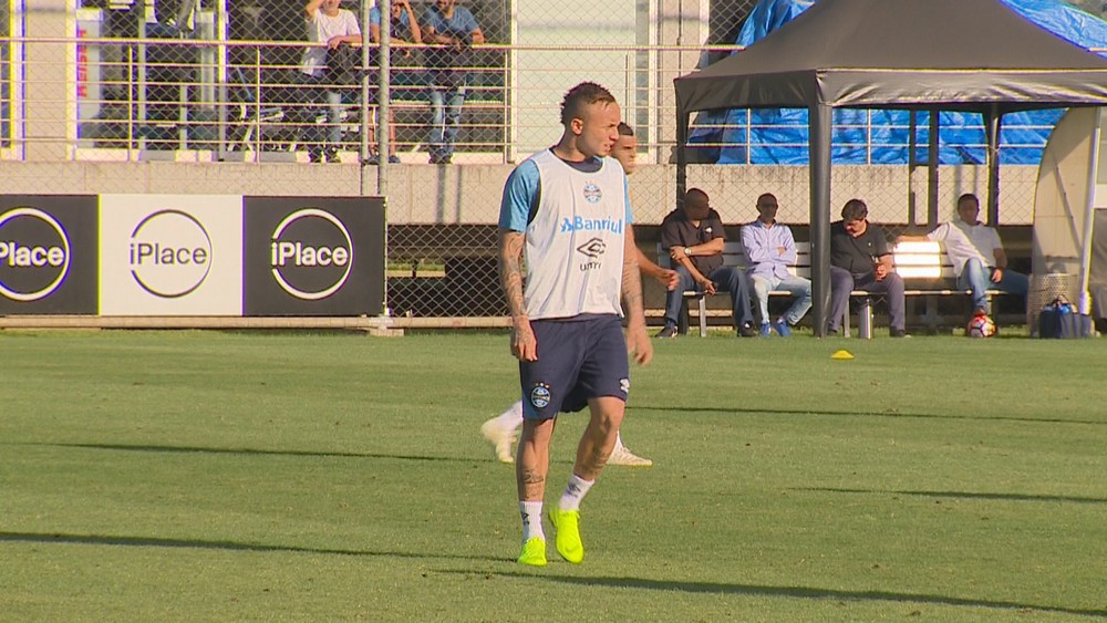 river - Everton treina com bola e deve reforçar o Grêmio contra o River; Luan sai mais cedo do CT Everton
