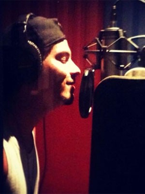 Arthur Aguiar durante gravação em estúdio para novo projeto musical (Foto: Reprodução/Instagram)