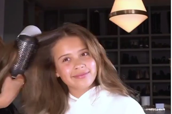 A atriz jessica Alba cortando o cabelo da filha (Foto: YouTube)