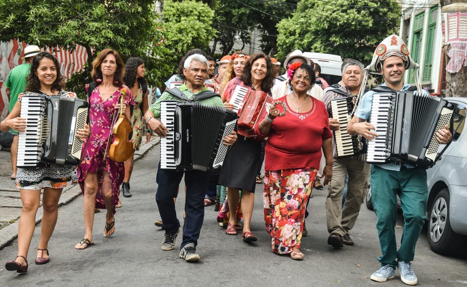 A Orquestra Sanfônica do Rio  se reúne na escadaria do Teatro Municipal do Rio em homenagem a Gonzagão