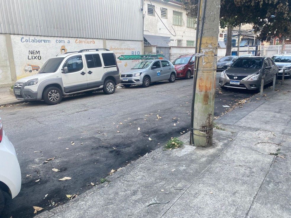Na Rua Teodoro da Silva ainda há rastros do incêndio — Foto: Vittoria Alves/Agência O Globo