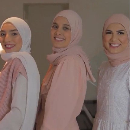Mariam Chami, Carima Orra e Mag Halat em comercial de xampu, sem mostrar os cabelos — Foto: Reprodução/Instagram