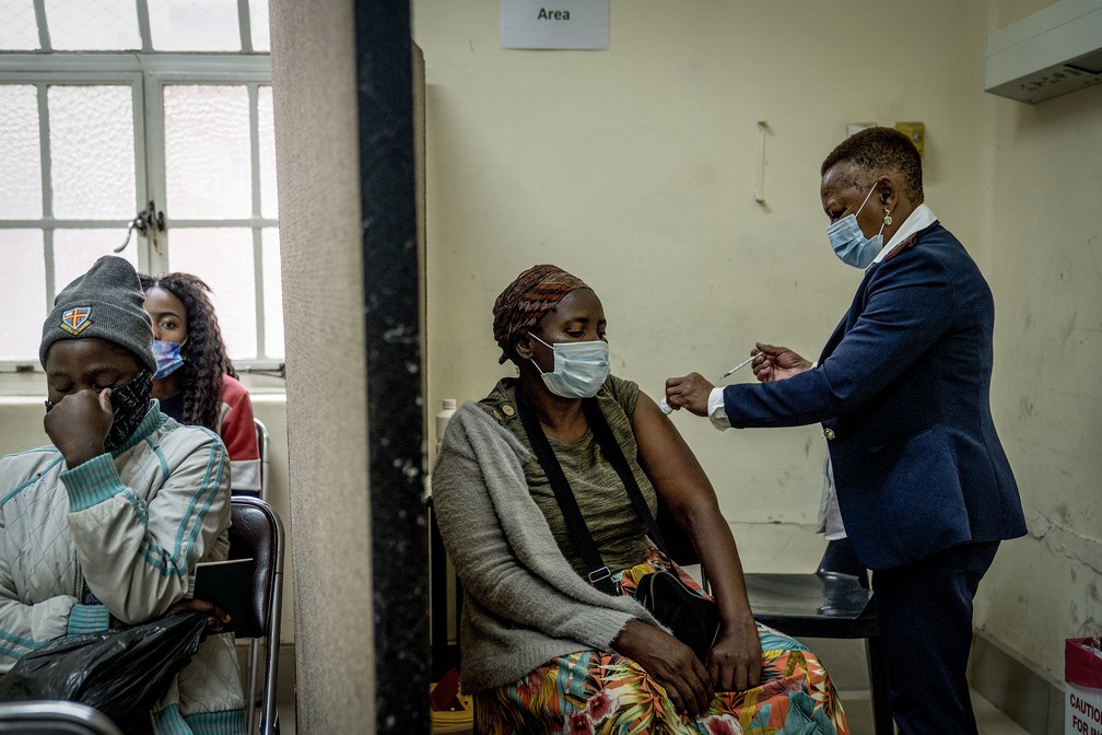 Mulher é vacinada contra a Covid-19 em Joanesburgo, África do Sul, no dia 6 de dezembro. — Foto: Shiraaz Mohamed/AP
