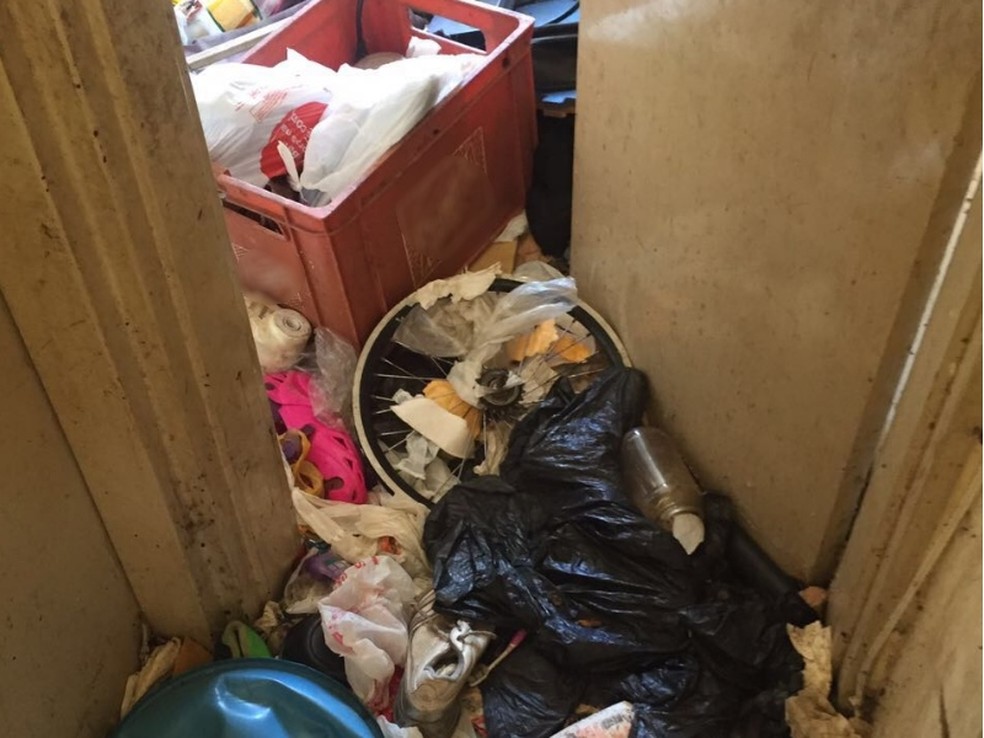 Conselho encontrou embalagens, papel higiênico e restos de comida em casa (Foto: Reprodução/Conselho Tutelar)