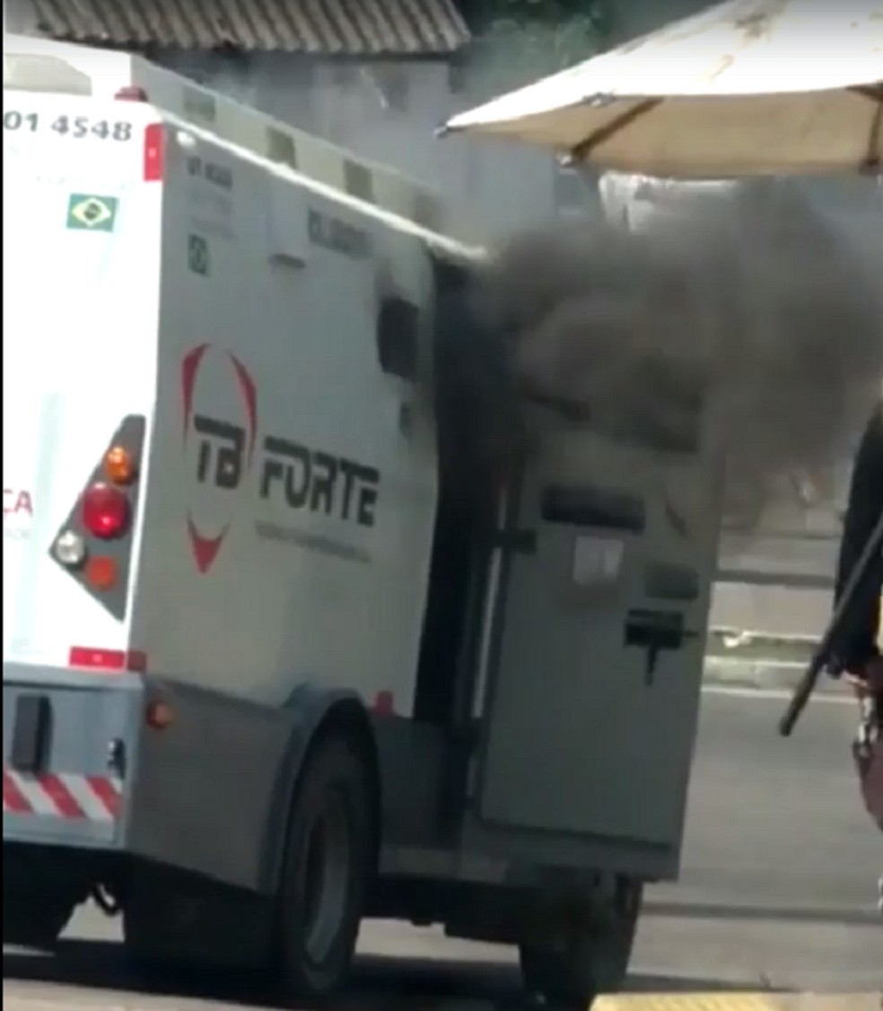 Incêndio atingiu carro-forte na Zona Norte de Natal — Foto: Reprodução