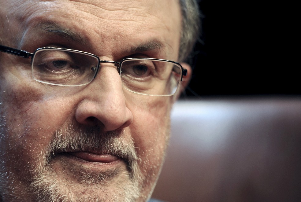 Salman Rushdie em 2015, durante uma entrevista — Foto: Eloy Alonso/Reuters