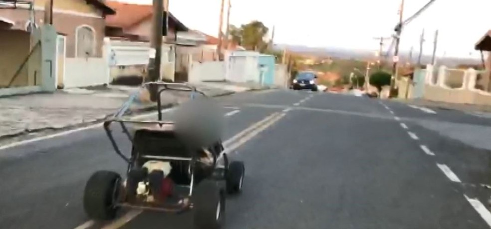 Criança de 6 anos dirige buggy em rua de Campinas — Foto: Reprodução / EPTV
