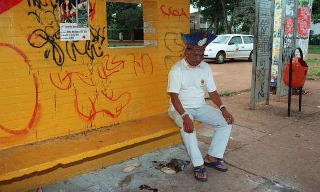 Cacique do povo Xavante no ponto de ônibus onde Galdino foi morto, em 1997
