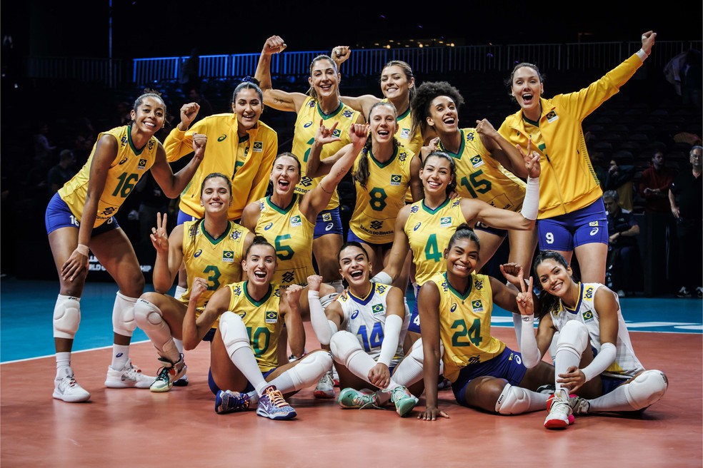Jogadoras do Brasil posam após a vitória para a República Tcheca — Foto: Divulgação/FIVB