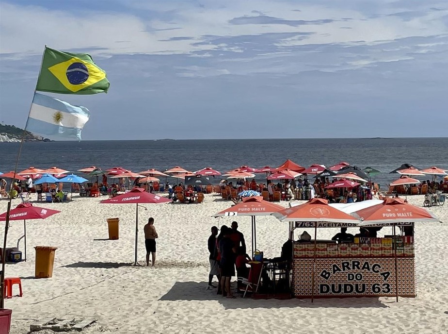 Guarda-sóis e cadeiras montados entre os postos 1 e 2 da Praia da Barra: quem não usa é intimidado