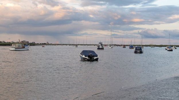 Cientistas coletaram amostras de 15 locais em Suffolk, incluindo o rio Alde (Foto: GEOGRAPH/ROGER JONES, via BBC News Brasil)