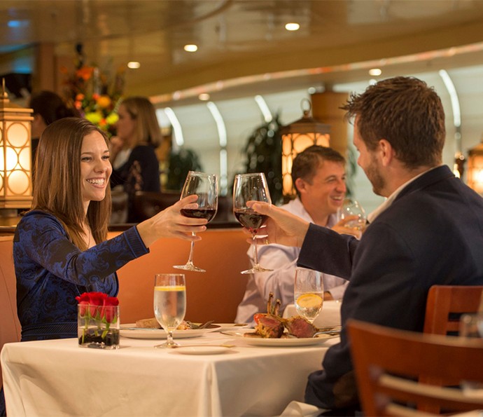 Os adultos também podem desfrutar de áreas exclusivas, como o restaurante italiano Palo (Foto: Disney Cruise Line)