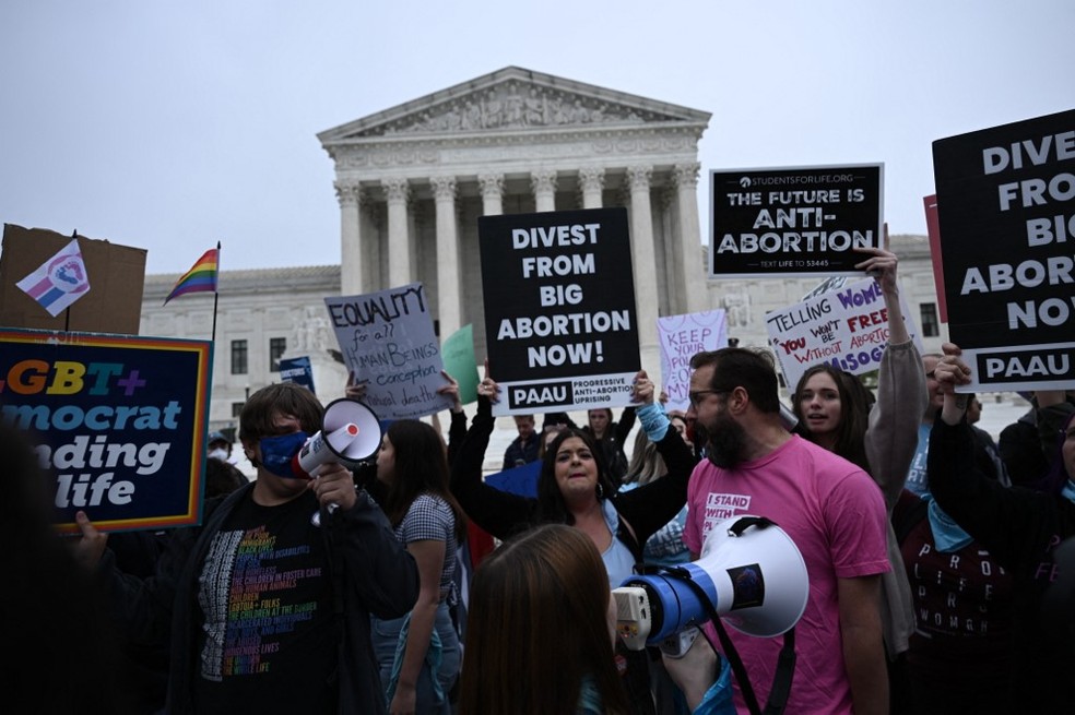 Manifestantes pró e contra aborto protestam em frente à Suprema Corte dos EUA, em Washington — Foto: Brendan Smialowski / AFP