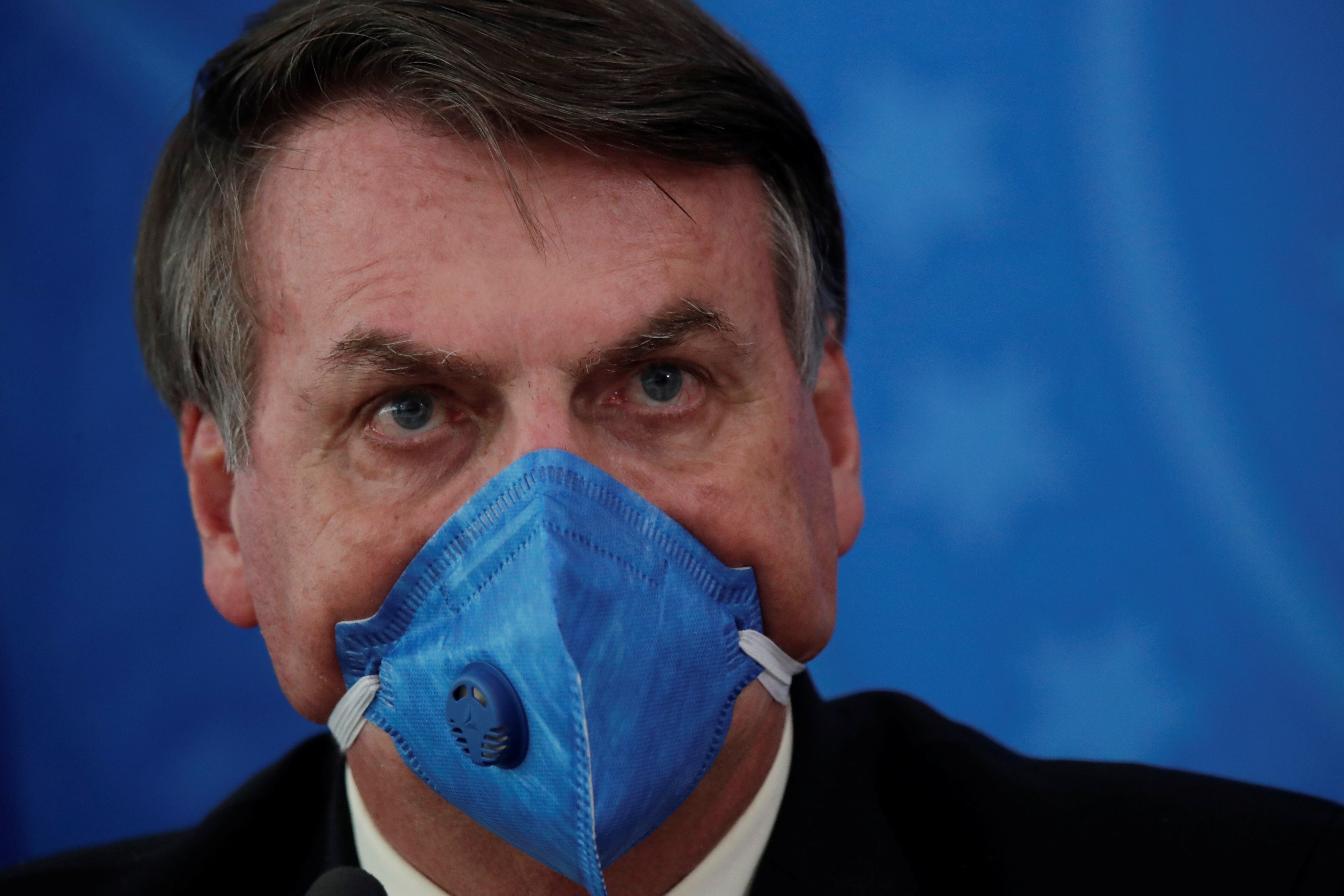 Jair Bolsonaro usa máscara especial em reunião sobre coronavírus