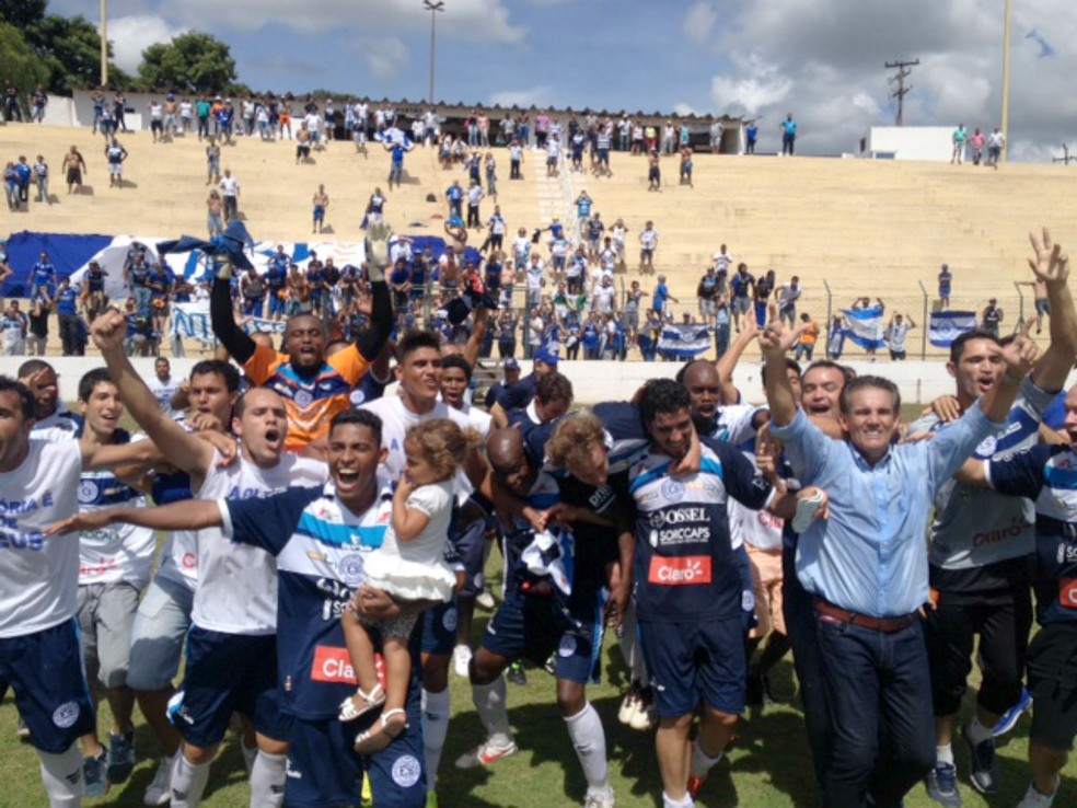 São Bento festeja acesso após vitória sobre o Catanduvense, fora de casa, em 2014 (Foto: Patrick Lima / TV TEM)