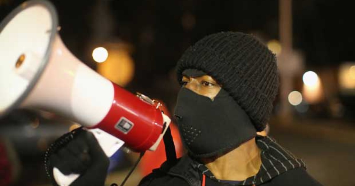 G1 - Protestos por morte de jovem negro têm 17 presos nos EUA ...