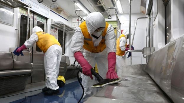 BBC - Além dos testes rigorosos para detectar os infectados, também existem sessões de limpeza em trens, metrôs e ônibus da Coreia do Sul (Foto: Getty Images via BBC News)