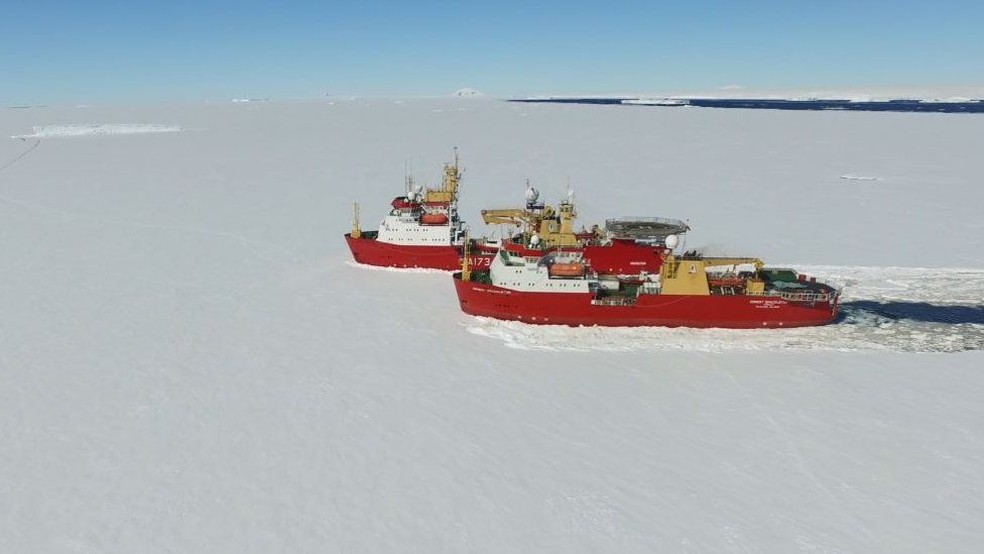 Navios de expedição no continente antártico — Foto: BBC